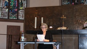 Jennifer Clement, Autorin und Präsidentin von P.E.N International liest aus "Das Testament", ein nachdenklicher, zärtlicher, humorvoller Text des ukrainischen Schriftstellers und Regisseurs Oleg Senzow, der eine 20-jährige Haftstrafe in Sibirien absitzt, weil er gegen die Annexion der Krim protestiert hat.