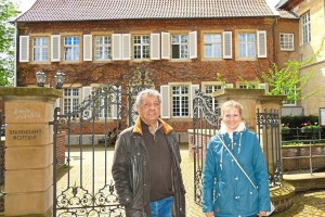 Der irakische Schriftsteller Najem Wali mit Swenja Janning, der Kulturreferentin des Kreises Coesfeld, vor dem Nottulner Rathaus.
